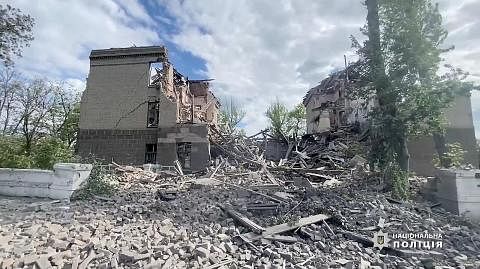 MUSNAH: Bangunan musnah selepas apa yang dilaporkan sebagai serangan udara Russia di kawasan Donetsk, Ukraine (gambar atas). - Foto-foto REUTERS TEMPAT BERTEDUH: Penduduk di kawasan Donbas yang kehilangan tempat tinggal mencari perlindungan di sebuah
