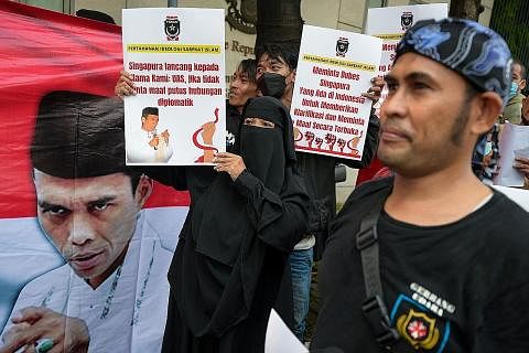 BANTAHAN: Penyokong Abdul Somad berhimpun mengadakan tunjuk perasaan berdekatan Kedutaan Singapura di Jakarta kelmarin. - Foto AFP