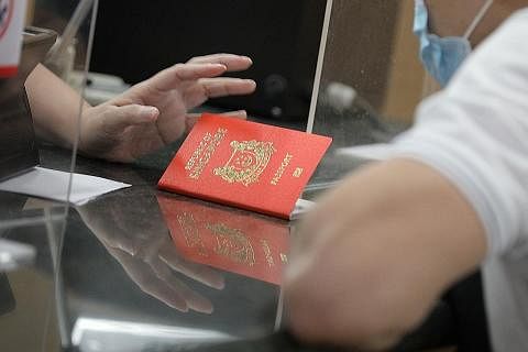 PERMOHONAN PASPORT TINGGI: Mereka yang membuat permohonan untuk dapatkan pasport baru harus menunggu sekurang-kurangnya enam minggu. - Foto BH oleh FELINE LIM
