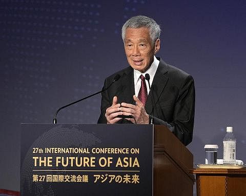 KERJASAMA DEMI KEKAL AMAN: Encik Lee semasa berucap di Persidangan Antarabangsa Masa Depan Asia yang ke-27 anjuran Nikkei, di Tokyo, Jepun. - Foto EPA-EFE