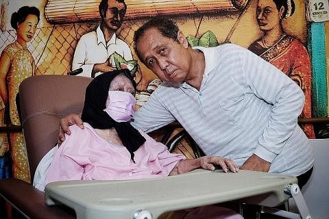 MENJAGA IBU: Encik Minhat Ismail berusaha menziarahi ibunya, Cik Fatimah Yasmin di rumah penjagaan setiap hari walaupun beliau sendiri tidak sihat dan perlu menjalani dialisis tiga kali seminggu.
