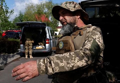 PEMIMPIN BATALION: Encik Isa Akayev, komander batalion Crimea, sebuah unit tentera Ukraine yang kebanyakannya terdiri daripada Muslim Ukraine, bersiap sedia di Kyiv untuk berlepas ke kawasan latihan, sedang Russia memperhebat serangan ke atas Ukraine