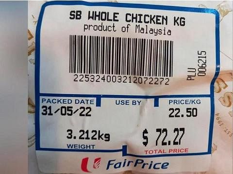 TIMBUL TANDA TANYA: Gambar label menunjukkan ayam yang dibungkus pada 31 Mei 2022 seberat 3.212 kilogram itu dijual pada harga $22.50 setiap kilogram di NTUC FairPrice. - Foto FACEBOOK NTUC FAIRPRICE