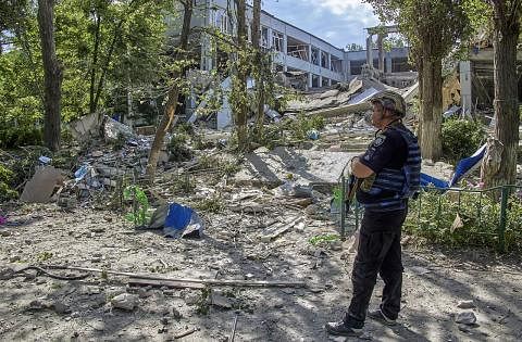MUSNAH TERUK: Kerosakan besar yang melanda sebilangan bandar di Ukraine, termasuk Kharkiv, bukan sahaja menjejas negara itu bahkan mengakibatkan kesan meluas di negara lain di serata dunia. - Foto EPA-EFE