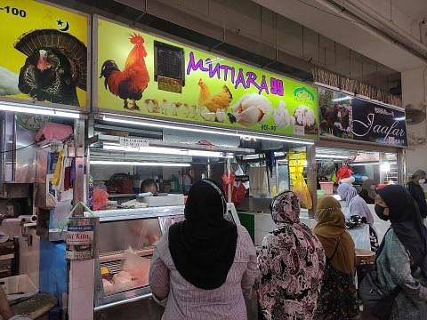 TIDAK TERJEJAS: Pemilik Mutiara 99, Encik Ilmi Izhar, tetap tenang kerana perniagaan ayam segarnya tidak begitu terjejas, walaupun selepas seminggu larangan eksport ayam dari Malaysia ke Singapura bermula. - Foto-foto BH oleh LUQMANUL HAKIM ISMAIL