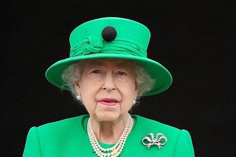 PERAYAAN BERMAKNA: Ratu Britain Elizabeth II meraikan ulang tahunnya yang ke-96 semalam. Tahun ini, beliau juga menyambut Jubli Platinum selepas 70 tahun berkhidmat kepada negaranya.