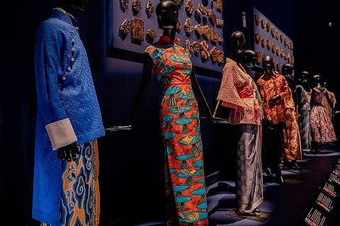 INKLUSIF: Batik bukan sahaja digemari orang Jawa atau Melayu, malah digunakan dalam fesyen bangsa lain termasuk menggunakan batik untuk membuat ceongsam dan baju yang mempunyai ciri tradisional Jepun (tiga dari kiri). PENUH SEJARAH: Batik-batik yang 