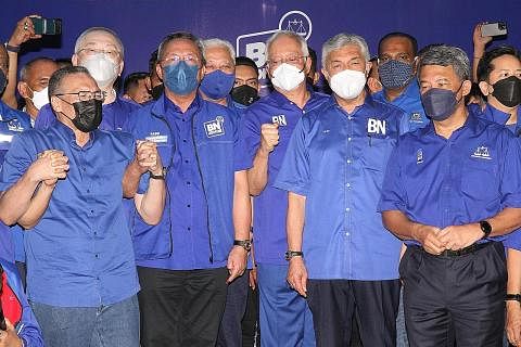 TIDAK SEPAKAT: Pengerusi Barisan Nasional (BN), Datuk Seri Dr Ahmad Zahid Hamidi (barisan depan, dua dari kanan), mengumumkan di ibu pejabat Umno Johor kemenangan besar gabungan itu dalam pilihan raya kecil Johor Mac lalu. Turut hadir ialah timbalan 