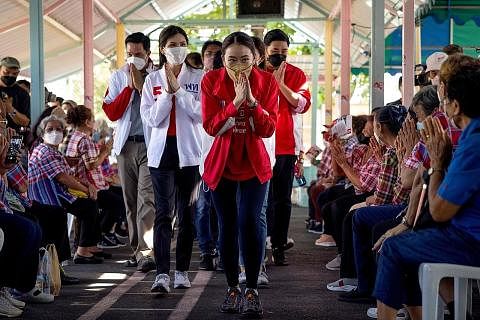 TERUS PIKAT PERHATIAN GOLONGAN MISKIN DI LUAR BANDAR: Cik Paetongtarn Shinawatra (jaket merah, tengah) kini melancarkan dirinya ke dalam kancah politik Thailand menjelang pilihan raya negara itu, yang dijangka diadakan pada Mac tahun depan. - Foto AF