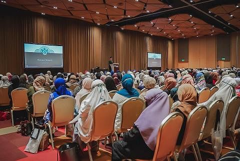BAKAL TUNAI HAJI: Jemaah yang berjaya diperuntuk tempat untuk menunaikan ibadah haji tahun ini hadir bagi satu sesi taklimat di Singapore Expo pada 18 Jun lalu.