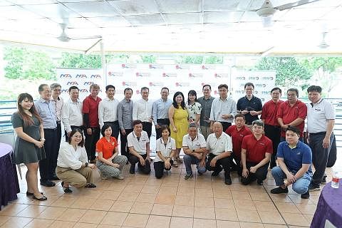 BERI PENGHARGAAN: NTA, NPHVA dengan kerjasama badan-badan akar umbi Punggol Shore memberi penghargaan kepada penaja dan rakan masyarakat atas sumbangan mereka kepada Skim Bantuan Sementara Covid-19 bagi industri pengangkutan dari tempat ke tempat (P2