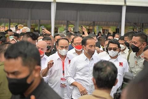 POLITIK INDONESIA: Presiden Indonesia, Joko 'Jokowi' Widodo (tengah) bersama pengerusi kumpulan sukarelawan Projo, Encik Budi Arie Setiadi (tengah, kiri) menemui anggota kumpulan semasa mesyuarat kerja kebangsaan, Kongres Projo pada 21 Mei lalu di Ma