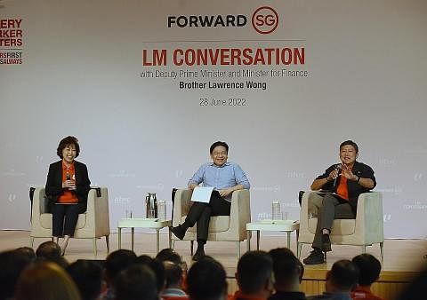 BINCANG: (Dari kiri) Presiden NTUC, Cik Mary Liew, moderator dalam sesi dialog yang menampilkan Timbalan Perdana Menteri, Encik Lawrence Wong dan Setiausaha Agung NTUC, Encik Ng Chee Meng. - Foto DESMOND WEE