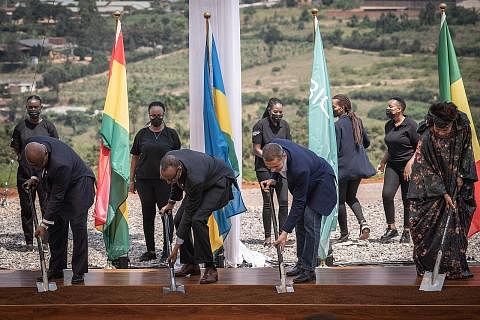 PUSAT VAKSIN KORONAVIRUS: Beberapa pemimpin negara Afrika menyertai acara pecah tanah baru-baru ini sebagai menandakan permulaan pembinaan kilang pembuatan vaksin mRNA Afrika yang pertama di zon ekonomi Kigali, Rwanda. Dengan ekonomi Rwanda kian kuku
