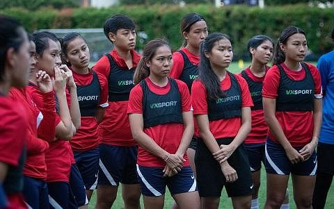 INGIN TINGKAT RANKING DUNIA: Ernie (barisan depan, tiga dari kanan) sasar untuk pasukan wanita Singa untuk menonjolkan persembahan terbaik mereka dalam Kejohanan Wanita AFF di Filipina mulai lusa.