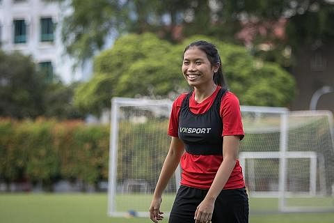 MUDA MENYENGAT: Pada usia 15 tahun dan 173 hari, Irsalina menjadi pemain keenam termuda untuk mewakili pasukan wanita Singapura ketika beliau diturunkan dalam perlawanan persahabatan menentang Hong Kong minggu lalu. - Foto-foto FAS
