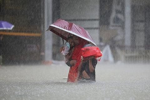 AKIBAT HUJAN: Hujan kini menggila di beberapa negara sehingga menimbulkan bencana seperti banjir besar yang dialami antaranya negara Bangladesh ini. - Foto AFP