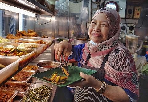 MAKANAN PENJAJA MASIH DIMINATI RAMAI: Cik Siti Aisyah yakin bahawa makanan dan budaya penjaja tidak akan luput ditelan zaman. - Foto BH oleh KHALID BABA