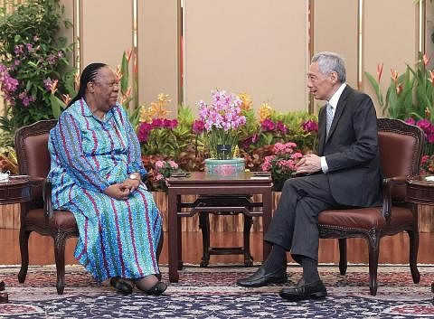 PERERAT HUBUNGAN DUA HALA: Menteri Hubungan dan Kerjasama Antarabangsa Afrika Selatan, Dr Naledi Pandor, mengunjungi Perdana Menteri, Encik Lee Hsien Loong, di Istana semasa lawatan rasmi dua harinya ke Singapura yang berakhir semalam. - Foto MCI