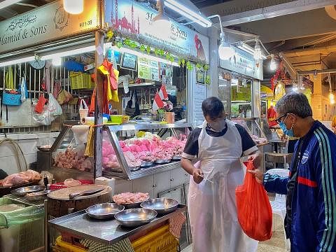 PERNIAGAAN TERJEJAS: Penjual ayam di sini masih mengharapkan larangan eksport ayam Malaysia segera berakhir selepas perniagaan terus terjejas antara lain disebabkan pelanggan yang masih menginginkan ayam dari negara jiran itu. - Foto BH oleh JASON QU