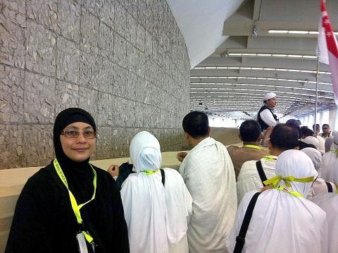 KALI PERTAMA: Pengalaman berada di sekitar Masjid Nabawi di Madinah lepas menunaikan haji antara pengalaman pertama buat penulis. - Foto MOHAMAD HOSNI ABDUL MALIK TUNGGU WAKTU WUQUF: Penulis, Hanim Mohd Saleh, bersama suami, Azrin Abdul Rahim, di lua