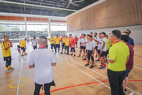 SI CILIK IKUT BERAKSI: Percubaan futsal bagi kanak-kanak diadakan di Anjung@WGS semalam, hari kedua setelah tempat tersebut dirasmikan pada malam 8 Julai 2022. MAIN FUTSAL: Perlawanan futsal persahabatan antara pasukan Mayor Fahmi Aliman (kiri), pasu