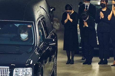MANGSA TEMBAKAN: Cik Akie Abe, balu mantan Perdana Menteri Jepun, Encik Shinzo Abe, yang ditembak mati semasa berkempen berada di dalam kenderaan yang membawa jasad suaminya meninggalkan kediaman mereka untuk ke kuil di Tokyo, Jepun. - Foto REUTERS