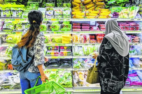BENDUNG INFLASI: Pemerintah sedang cuba memastikan inflasi makanan tidak meningkat dengan banyak sehingga menjejas kuasa membeli pengguna. - Foto fail