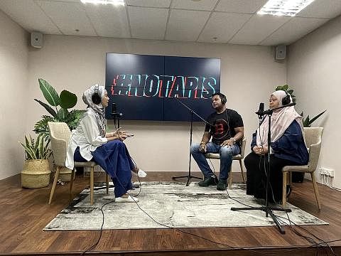 BINCANG 'DEMAM' MAT KILAU: (Dari kiri) Koresponden BH Shahida Sarhid, Sheik Alau'ddin, dan Dr Roszalina membincangkan fenomena Mat Kilau yang melanda Singapura dan Malaysia. - Foto BM oleh ATIKAH MAISARAH NIZAM