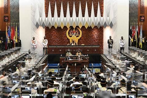 LANGKAH ELAK LOMPAT PARTI: Yang di-Pertuan Agong, Sultan Abdullah Sultan Ahmad Shah, membaca dokumen semasa istiadat perasmian persidangan parlimen ke-14 di Kuala Lumpur September tahun lalu. Draf baru Rang Undang-Undang (RUU) Anti Lompat Parti dijan