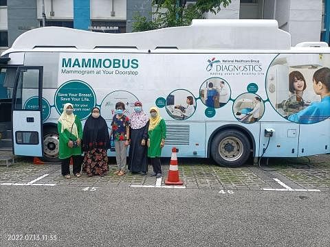 KESIHATAN WANITA: Gambar menunjukkan peserta dari Masjid Hasanah bersama Pengerusi Jawatankuasa Eksekutif Wanita (WEC) dari Kelab Masyarakat Ayer Rajah, Cik Vivien Chiam (tengah) semasa acara saringan mamogram kedua yang diadakan dari 11 hingga 13 Ju