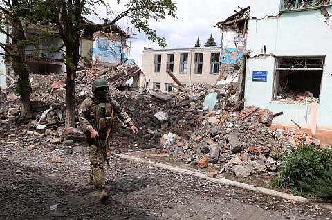 KESAN PERANG: Seorang tentera Ukraine berjalan melintasi beberapa bangunan yang musnah di Donetsk, Ukraine. Amerika Syarikat telah meluluskan bantuan ketenteraan sebanyak AS$270 juta kepada Ukraine, termasuk empat Sistem Roket Artileri Mobiliti Tingg