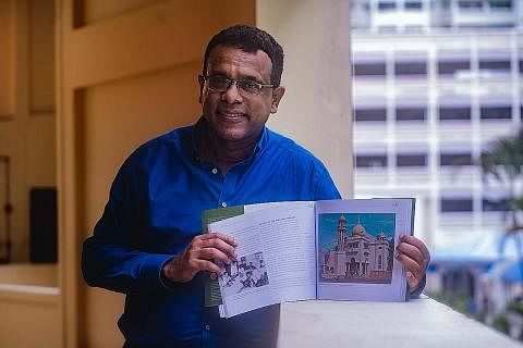 BUKU JADI PENGGALAK: Encik Nasim berharap buku ini dapat menggalakkan kumpulan minoriti lain untuk mencari dan menceritakan kisah mereka. - Foto BH oleh NUR DIYANA TAHA