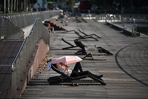 HUJAN LEBAT: Singapura dilanda hujan lebat beberapa hari lalu, setelah mengalami cuaca kering dan panas pada awal Julai. - Foto-foto BH oleh KUA CHEE SIONG, LIM YAOHUI DAN CHONG JUN LIANG JANGAN TAK PAYUNG: Seorang wanita menggunakan payung untuk ber