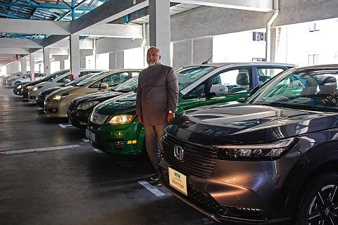 GARA-GARA COE TINGGI: Encik Mohamed Taifoor berkata beliau tidak menjual sebarang kereta baru bulan ini sejak premium COE meningkat, namun penjualan kereta terpakainya masih berjalan. - Foto MOHAMED TAIFOOR MOTORING