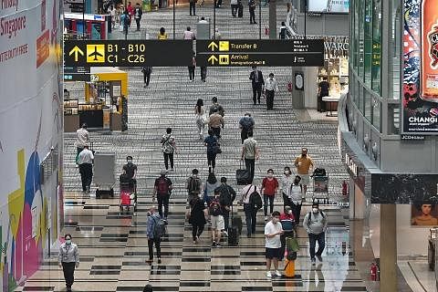 PEMULIHAN SERANTAU: Lapangan Terbang Changi menyaksikan bilangan penumpang setiap minggu mencapai 55 peratus daripada kadar sebelum Covid-19 pada minggu pertama bulan lalu.
