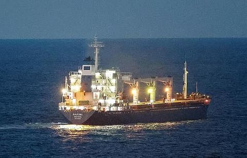 DALAM PERJALANAN: Kapal pertama itu, Razoni, mengangkut 26,527 ton jagung ke Lebanon, berlabuh dekat laluan masuk ke Bosphorus melalui Laut Hitam sekitar pukul 2 pagi waktu Singapura, semalam.