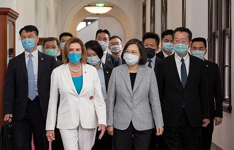 KUNJUNGAN MUHIBAH: Walaupun tertekan dengan bantahan dari China, Speaker Dewan Kongres Amerika Syarikat, Cik Nancy Pelosi (kiri) menyifatkan lawatannya ke Taiwan sebagai pertemuan dua sahabat demi memastikan kedamaian di Selat Taiwan dan melihat Taip