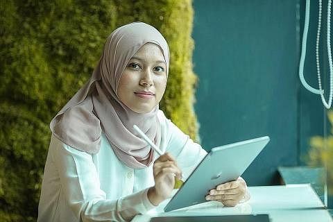 JAGA MASA MEMBURU KEJAYAAN: Cik Nursyafiqah Mohamaed Raihan kini bekerja di Grab sebagai Jurutera Pangkalan Data - Pembangunan Perisian, setelah meraih kelulusan tertinggi Summa Cum Laude dalam Ijazah Sarjana Muda Sains Sistem Maklumat di Universiti 