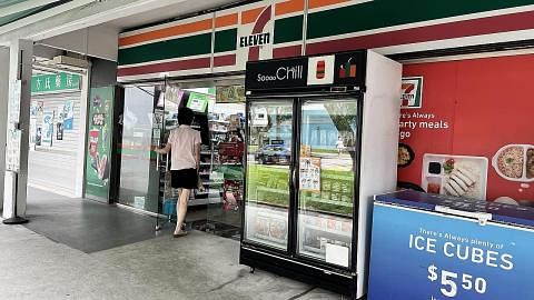 KEHABISAN STOK: Bekalan kad Touch 'n Go habis dijual di kedai 7-Eleven, mendorong harga yang ditawarkan dalam talian melambung. - Foto BH oleh HAKIM YUSOF