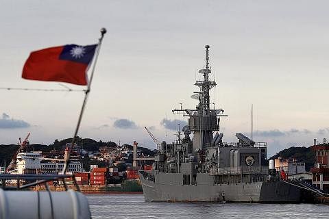 SUASANA TEGANG: Kapal tentera Taiwan jenis frigat bagi kelas Chi Yang yang dinamakan 'Ning Yang' berlabuh di pelabuhan di bandar Keelung, Taiwan, kelmarin. Pemerintah Taiwan berada dalam keadaan berjaga-jaga susulan latihan ketenteraan besar-besaran 