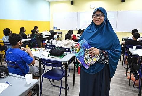 BILANGAN MENINGKAT: Bilangan pelajar yang mengikuti kelas tuisyen bahasa Melayu di Edufront Learning, menurut Cik Hayati Abdullah, meningkat 10 peratus bagi semua peringkat daripada tadika hingga ke sekolah menengah. - Foto-foto BM oleh KHALID BABA