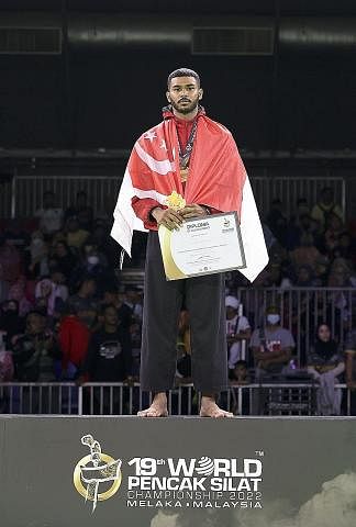 BOLEH JANGKA LEBIH LAGI: Iqbal merai kejayaannya mempertahankan kejuaraan dunianya selepas menang perlawanan akhir seni tunggal putera di Melaka pada 29 Julai. - Foto JIA XING/PERSISI HANYA INGIN JADI JUARA: Farhan ketika menerima pingat emas keempat