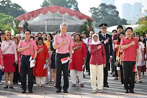 ULANG TAHUN KE-57: Presiden Halimah (dua dari kanan) melaungkan ikrar kebangsaan bersama (dari kiri) Encik Heng Swee Keat, Encik Lee Hsien Loong dan Encik Lawrence Wong sewaktu upacara memperingati Hari Kebangsaan yang diadakan di Istana semalam.