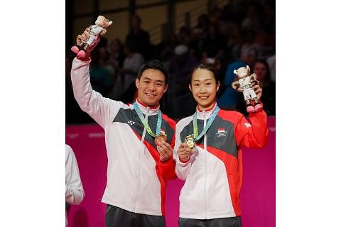 KEBANGGAAN NEGARA: Pasangan beregu campuran negara, Terry Hee dan Jessica Tan, bergambar dengan pingat emas yang dimenangi selepas upacara penyampaian pingat. - Foto BH oleh GAVIN FOO
