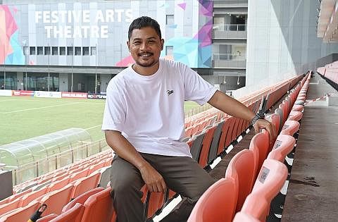 'BERDUA' LEBIH BAIK: Syed Azmir memilih untuk hidup dengan kededua kerjaya dalam dunia bola sepak dan nyanyian. - Foto BH oleh KHALID BABA