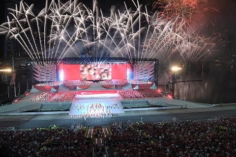 HARAPAN YANG MENYINAR: Percikan bunga api menyinari langit Singapura dan memberi keghairahan kepada penonton. - Foto-foto BH oleh MARK CHEONG, ZAOBAO SAMBUTAN YANG LEBIH BESAR: Tema persembahan Hari Kebangsaan 2022 ialah "Kisah Kita", yang memberi pe