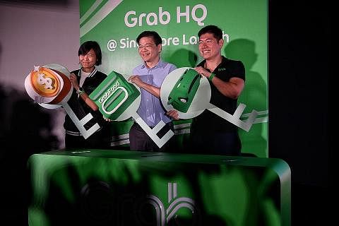 SAMBUT ULANG TAHUN: (dari kiri) Pengasas bersama Grab, Cik Tan Hooi Ling; DPM Encik Lawrence Wong; dan CEO Grab, Encik Anthony Tan, menghadiri acara sambutan ulang tahun ke-10 Grab dan pembukaan ibu pejabat syarikat itu di One-North semalam.