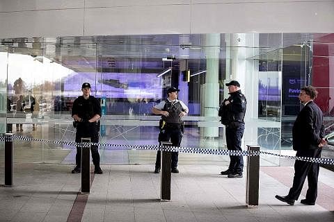 KAWALAN DIPERTINGKAT: Pegawai keselamatan dilihat di Terminal Lapangan Terbang Canberra yang telah dikosongkan sebagai langkah berjaga-jaga susuli insiden tembakan. - Foto EPA-EFE