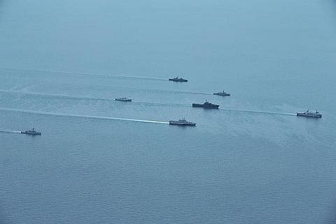 LATIHAN LAPANGAN: Askar SAF melakukan latihan lapangan semasa Latihan Super Garuda Shield. - Foto MINDEF BERLAYAR BERSAMA: Kapal RSN, RSS Supreme (barisan atas) dan RSS Resolution (kedua di barisan kedua) berlayar bersama kapal daripada TNI Angkatan 